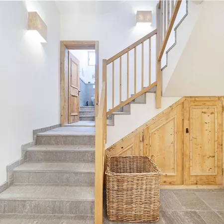 Luxury Alpine Retreat In 5bedr,spa,gym,pool 木屋